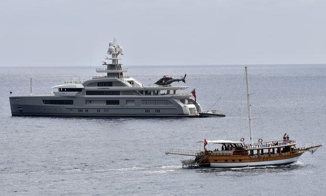 Rus milyarder ve ailesini taşıyan mega yat Kemer'de