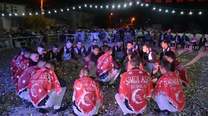 Askere gidecek kınalı kuzular g&ouml;n&uuml;llerince eğlendi