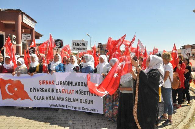 Şırnaklı annelerden HDP Diyarbakır il binası önünde eylem yapan ailelere destek