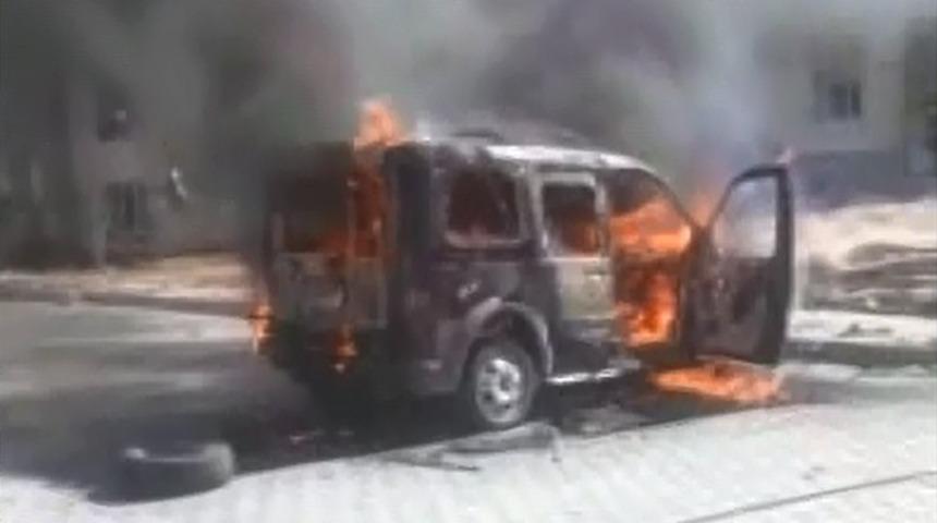 Park halindeki araç alev alev yandı