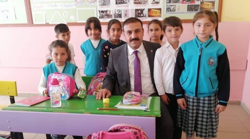 &Ccedil;i&ccedil;ekdağı İl&ccedil;e Belediye Başkanı Hakanoğlu, okulları ziyaret etti