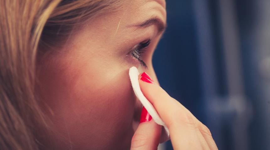 Makyaj yaparken göz sağlığınıza dikkat!