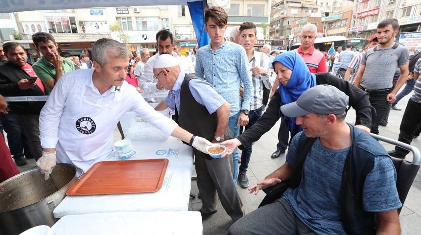 Şahinbey&rsquo;den her g&uuml;n 10 bin kişiye aşure