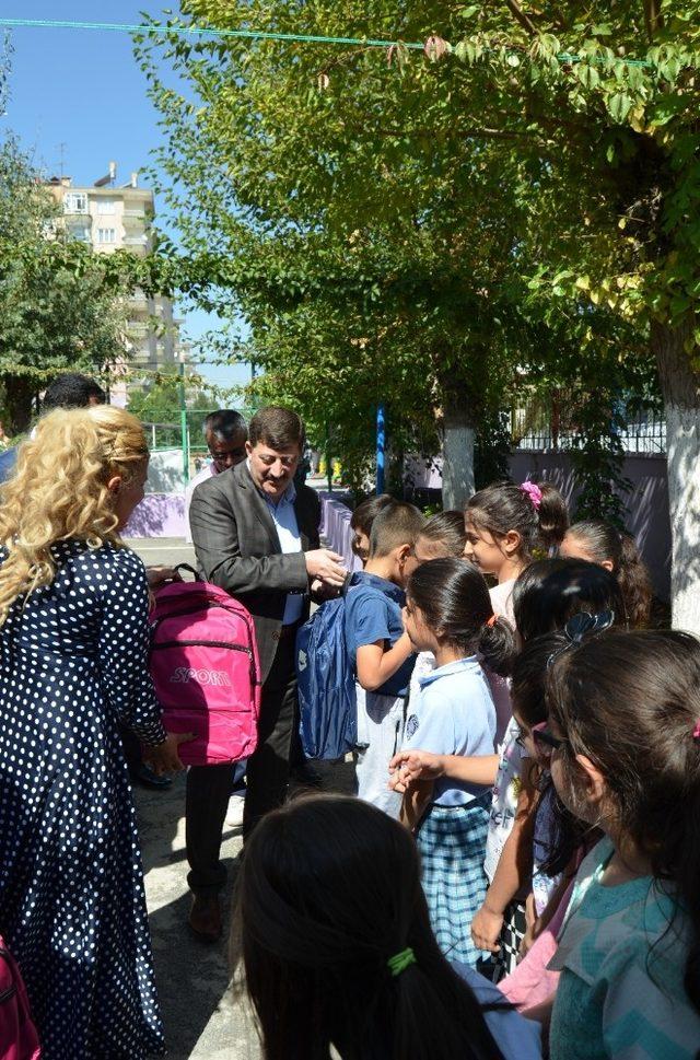 Bağlar Belediyesi’nden botanik parka dönüştürülen okula kırtasiye desteği