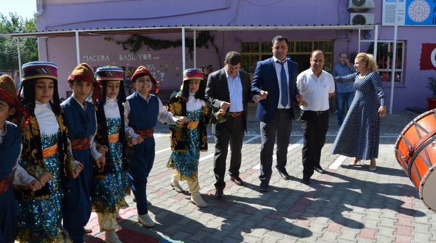 Bağlar Belediyesi&rsquo;nden botanik parka d&ouml;n&uuml;şt&uuml;r&uuml;len okula kırtasiye desteği