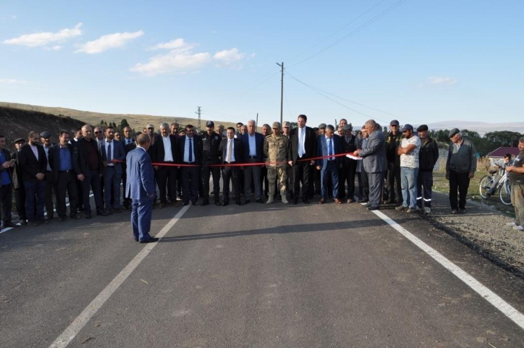 Kars&rsquo;ta sıcak asfalt k&ouml;y yolları hizmete tek tek giriyor