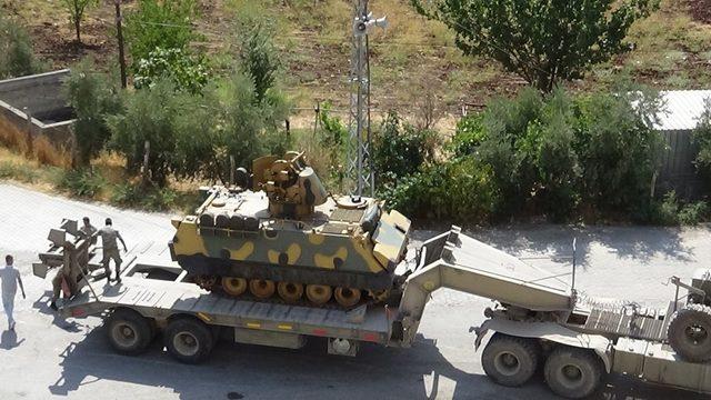 Hatay’dan sınır birliklerine tank sevkiyatı sürüyor