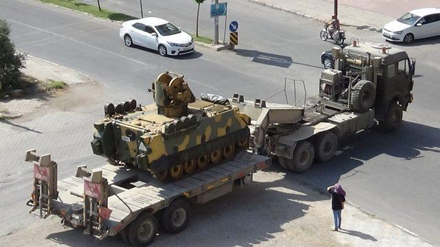 Hatay’dan sınır birliklerine tank sevkiyatı sürüyor