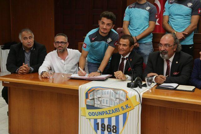 Odunpazarıspor Kulübünde imzalar atıldı