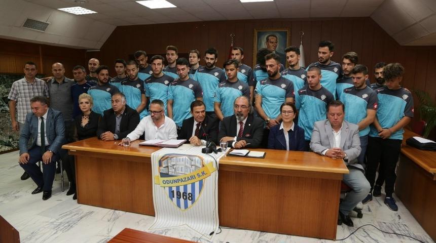 Odunpazarıspor Kul&uuml;b&uuml;nde imzalar atıldı