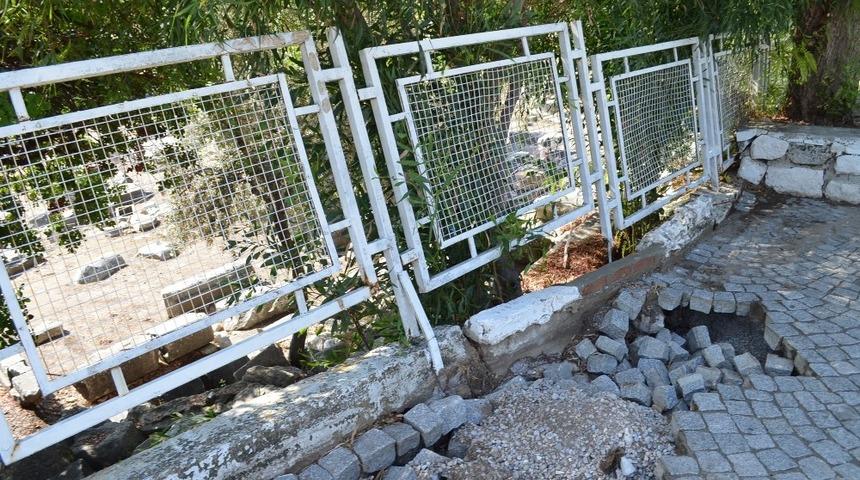 Didim&rsquo;de şiddetli yağış, tapınağın istinat duvarını &ccedil;&ouml;kertti