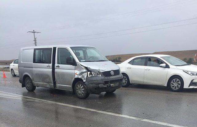 Sungurlu’da otomobil ile minibüs çarpıştı: 5 yaralı