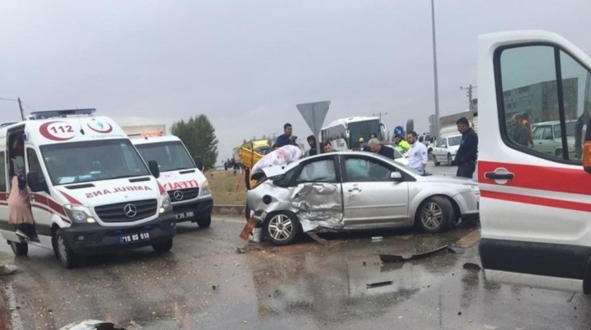 Sungurlu&rsquo;da otomobil ile minib&uuml;s &ccedil;arpıştı: 5 yaralı