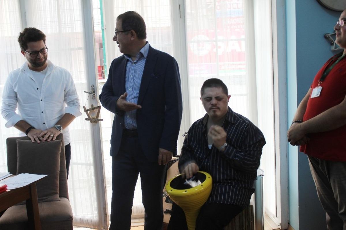 Ey&uuml;psultan Belediye Başkanı K&ouml;ken, engelli &ouml;ğrencileri ziyaret etti