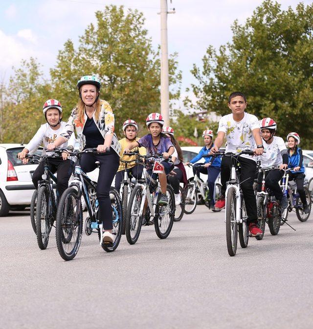 Belediye başkanı çocuklarla bisiklete binerek okula gitti