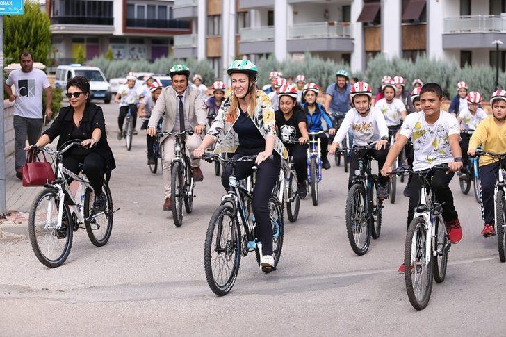 Belediye başkanı çocuklarla bisiklete binerek okula gitti