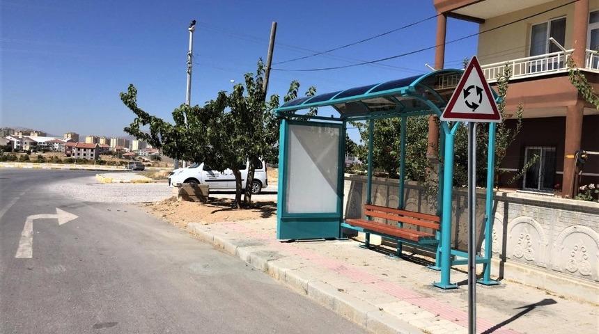 Karaman&rsquo;da belediye otob&uuml;s durakları yenileniyor