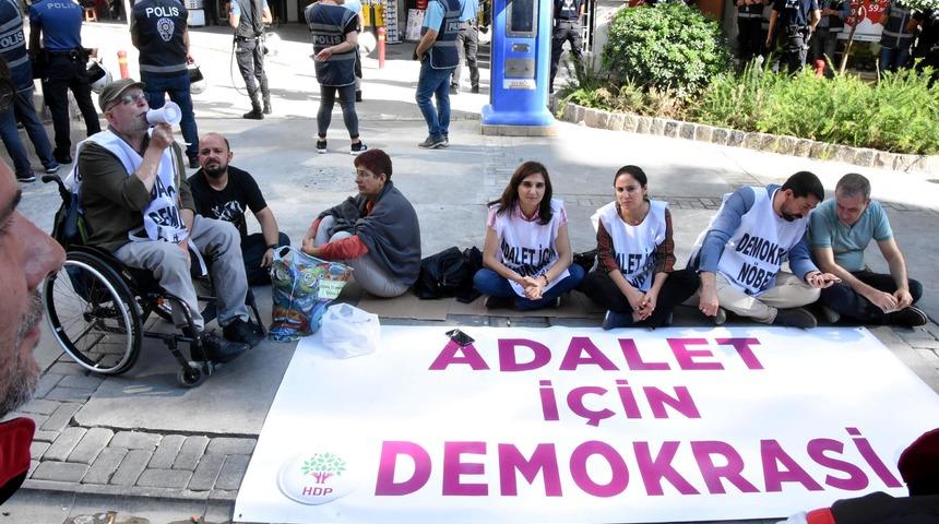 HDP'li 5 vekil, İzmir'de oturma eylemine başladı