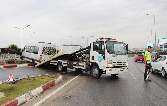 Servis minibüsü, çarptığı bariyere asılı kaldı