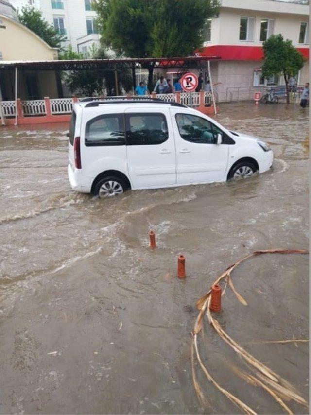 Antalya’nın doğusunda etkili olan yağmur hayatı olumsuz etkiledi