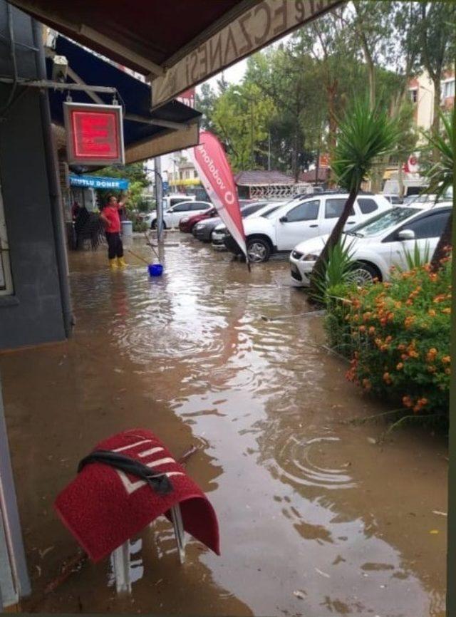 Antalya’nın doğusunda etkili olan yağmur hayatı olumsuz etkiledi