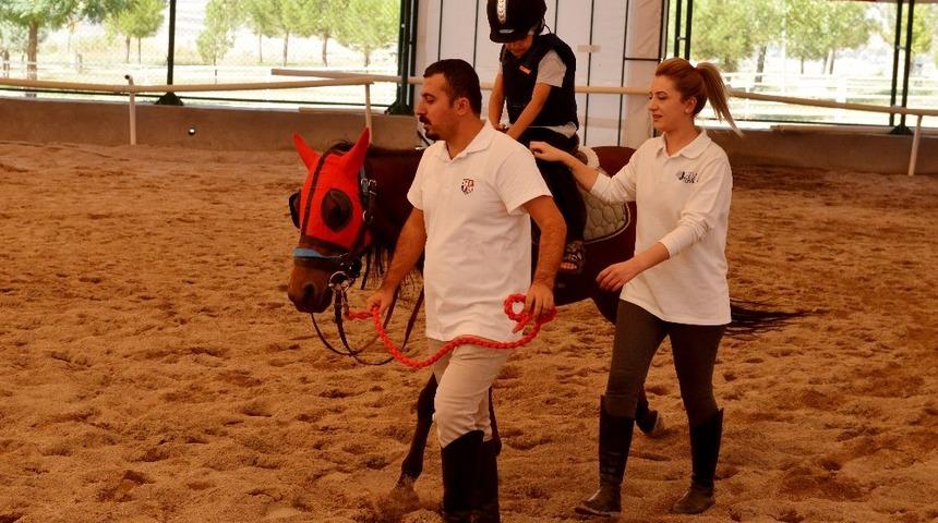 B&uuml;y&uuml;kşehir Belediyesi&rsquo;nden atla terapi hizmeti