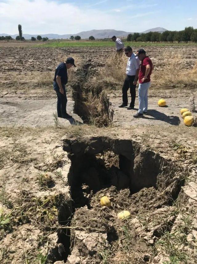 Dev yarıkların sebebi bilinçsiz su kullanımı ve kuraklık