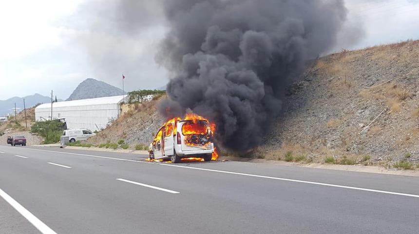 &Ccedil;ocuğunu hastaneye g&ouml;t&uuml;rd&uuml;ğ&uuml; aracı yandı