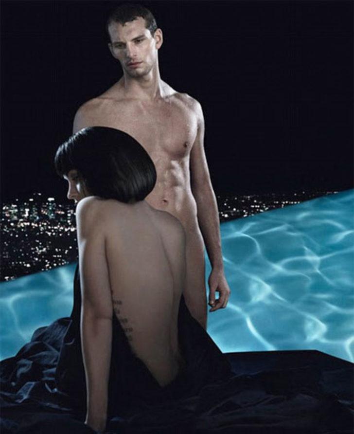 &Ccedil;ıplak Modelle Poz Verdi!