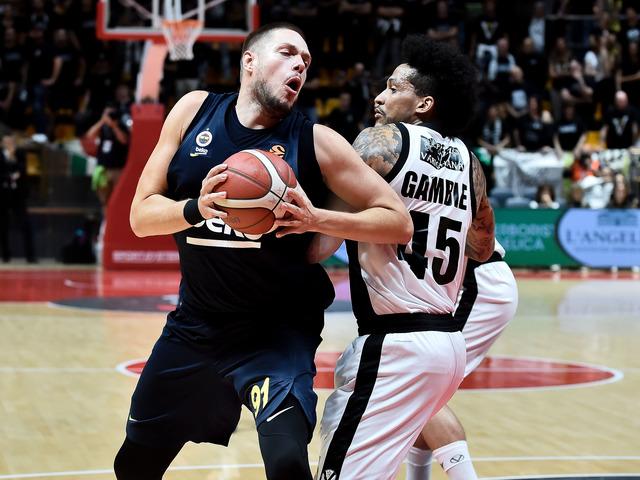 F.Bahçe'den sürpriz imza