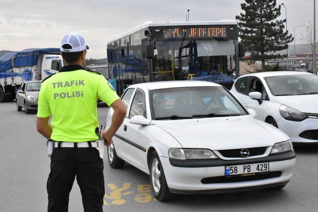 Sivas'ta 45 araç sürücüsüne sigara cezası