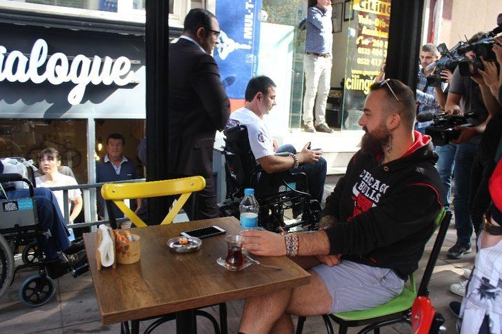 Başkan Akpolat tekerlekli sandalyeye binerek ’engelleri’ tespit etti G3