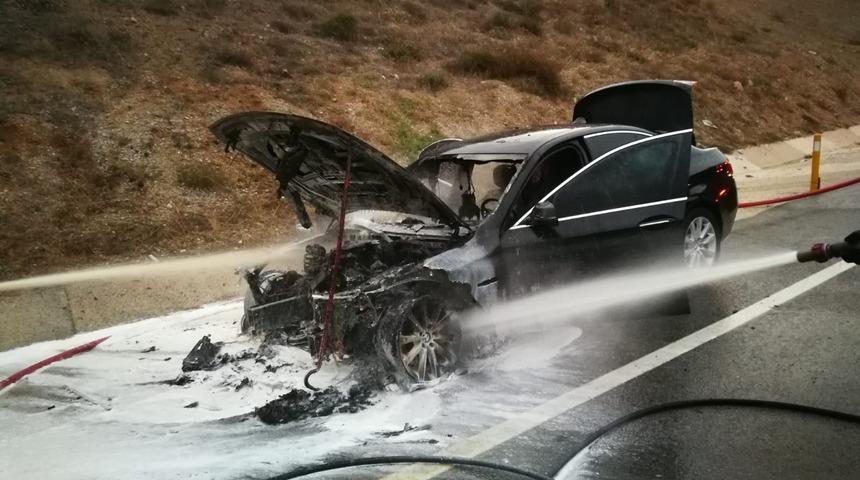 Seyir halindeki lüks araç alev alev yandı