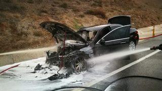 Seyir halindeki lüks araç alev alev yandı