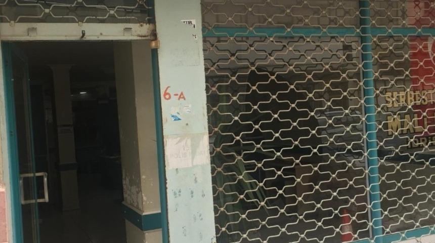 AK Parti&rsquo;nin eski Menemen İl&ccedil;e Başkanının iş yerine taşlı saldırı