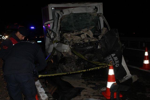 Kütahya’da kamyonet kamyona çarptı: 1 ölü