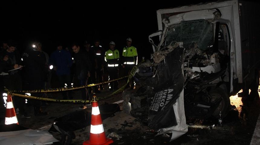 K&uuml;tahya&rsquo;da kamyonet kamyona &ccedil;arptı: 1 &ouml;l&uuml;