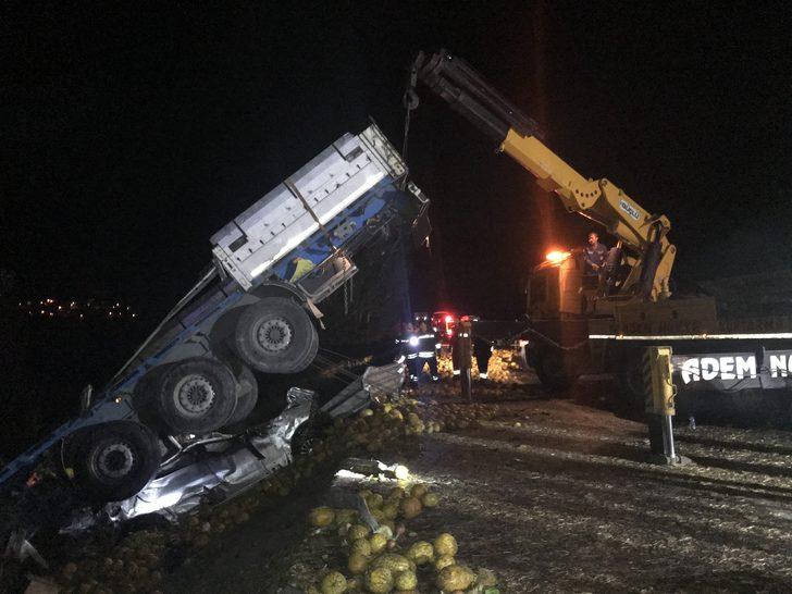 Konya'da katliam gibi kaza! Kontrolden çıkan TIR otomobili altına aldı! G4