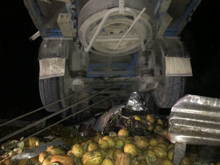 Konya'da katliam gibi kaza! Kontrolden çıkan TIR otomobili altına aldı! G2