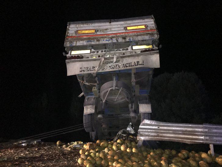 Konya'da katliam gibi kaza! Kontrolden çıkan TIR otomobili altına aldı! G3