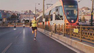 Milli atlet Batuhan Buğra Eruygun, tramvayla yarıştı: 'Tramvayı bilmem ama ben sınırlarımı zorladım!'