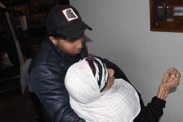 Polis, yaşlı ve engelli kadın göçmeni, kucağında taşıdı