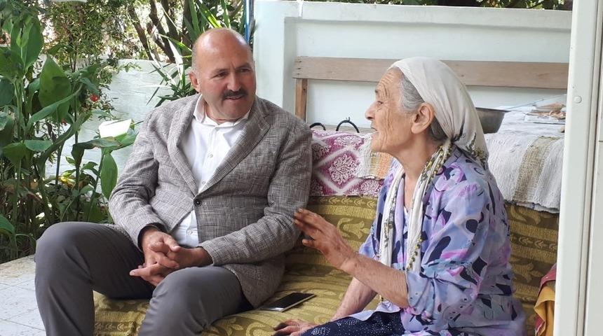 Başkan Ert&uuml;rk vatandaşları evinde ziyaret ediyor