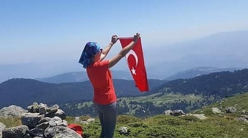 2 bin 72 metre yüksekliğe tırmanıp Türk bayrağı astılar