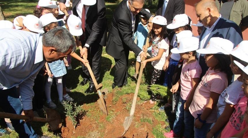 Şanlıurfalı minik &ouml;ğrenciler fidanları toprakla buluşturdu