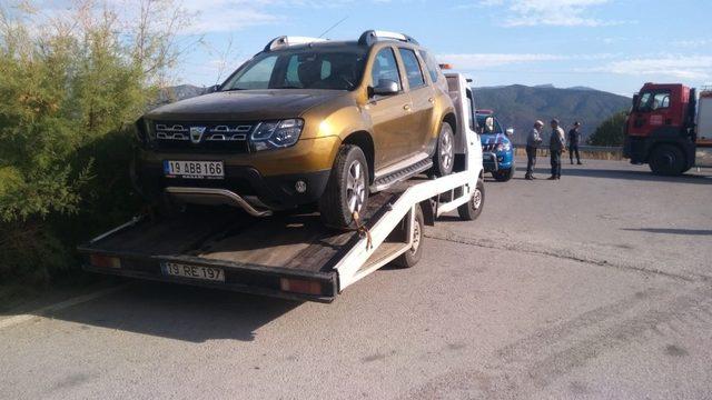 Otomobille çarpışan traktör ikiye bölündü