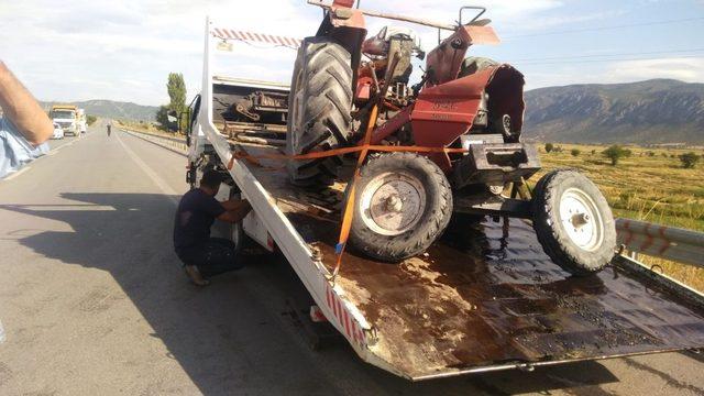 Otomobille çarpışan traktör ikiye bölündü