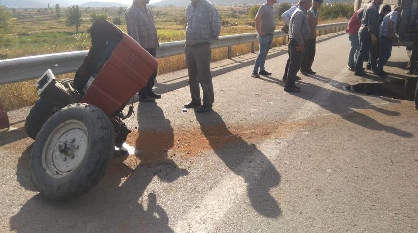 Otomobille &ccedil;arpışan trakt&ouml;r ikiye b&ouml;l&uuml;nd&uuml;