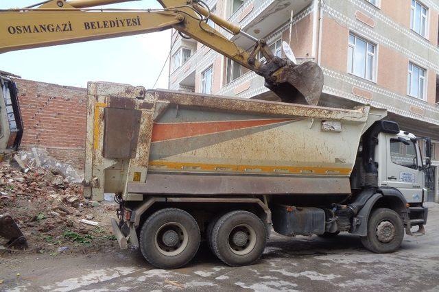 Osmangazi’de metruk binalar bir bir yıkılıyor