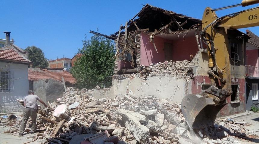 Osmangazi&rsquo;de metruk binalar bir bir yıkılıyor